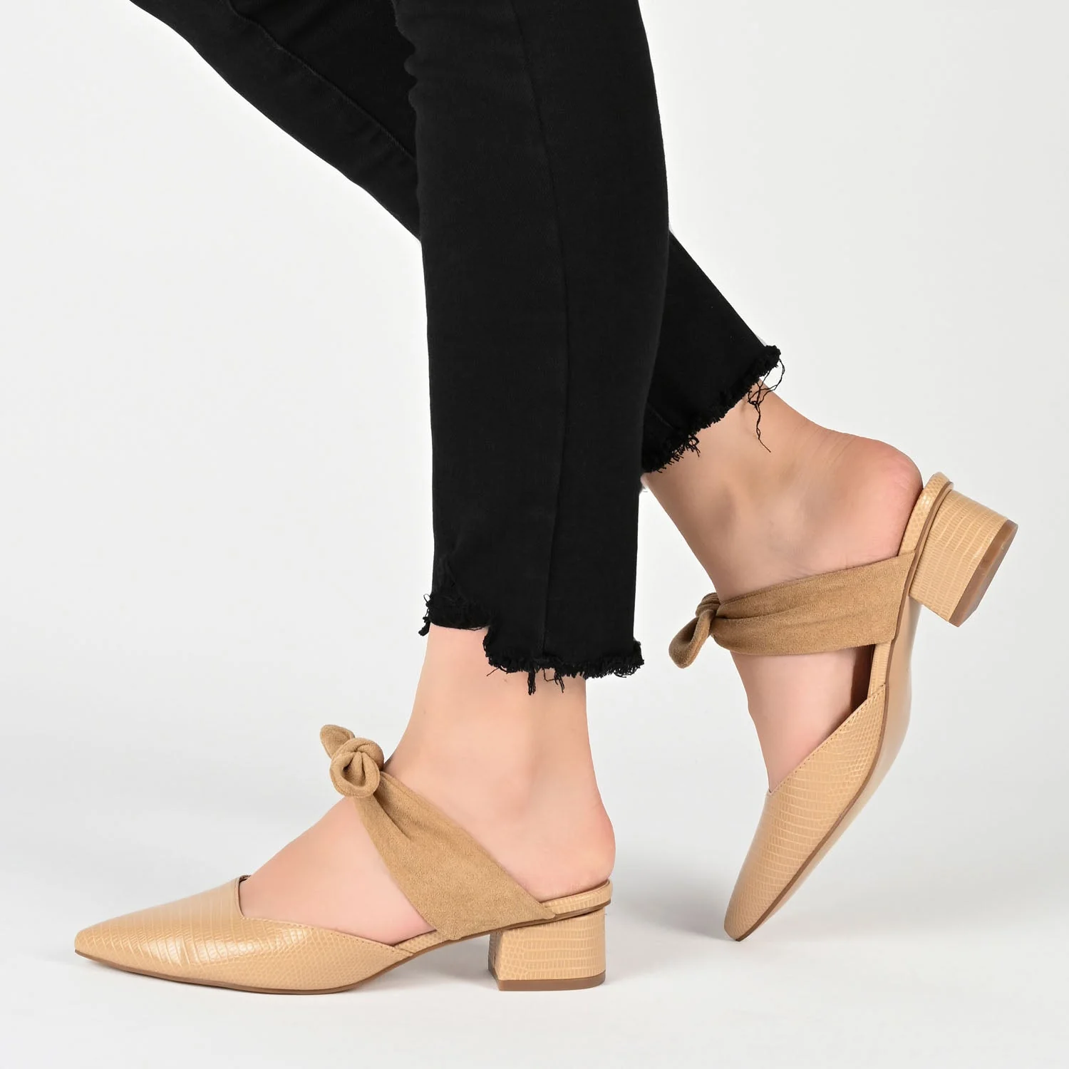 MELORA LOW BLOCK HEELS IN VEGAN LEATHER - Off White - Image 2