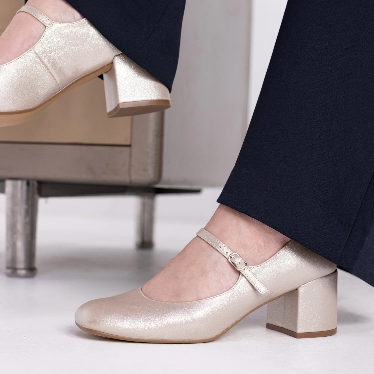 OKENNA LOW HEEL PUMP - Champagne - Image 2